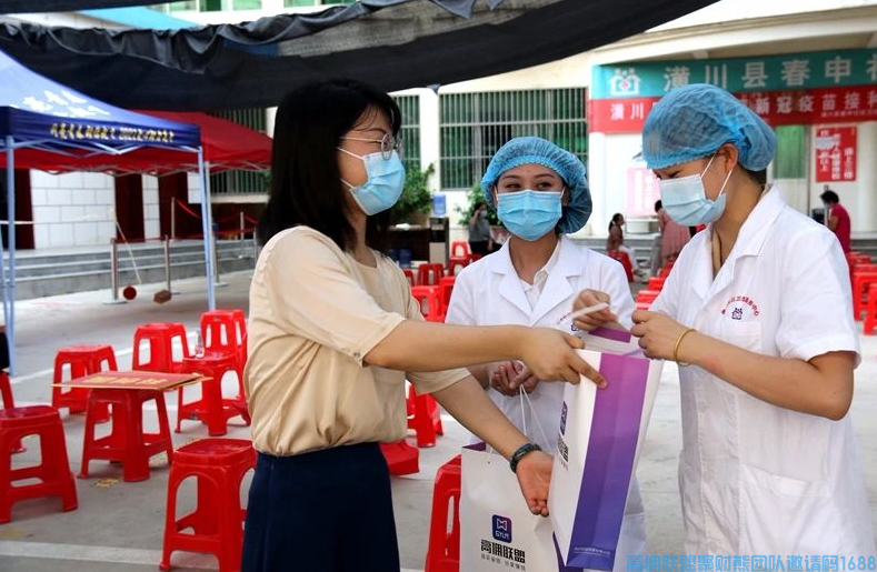医师节｜潢川服务中心携当地爱心人士向广大医务工作者致以节日问候(图3)
